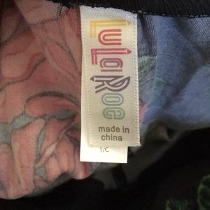 LuLaRoe Pants - NWT LuLaRoe TC Leggings Red Roses ๐น LuLaRoe Pants - NWT LuLaRoe TC Leggings Red Roses ๐น